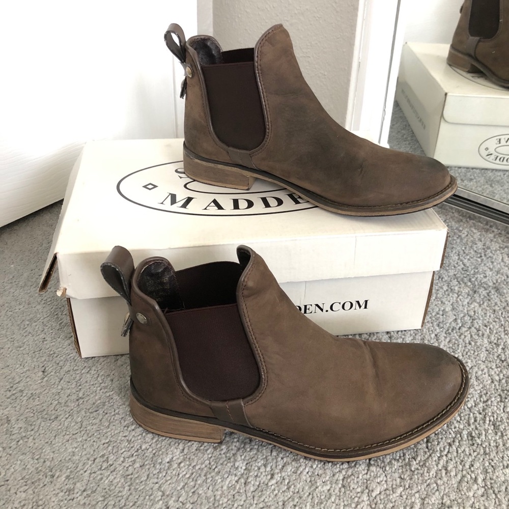 STEVE MADDEN Gilt Chelsea Booties